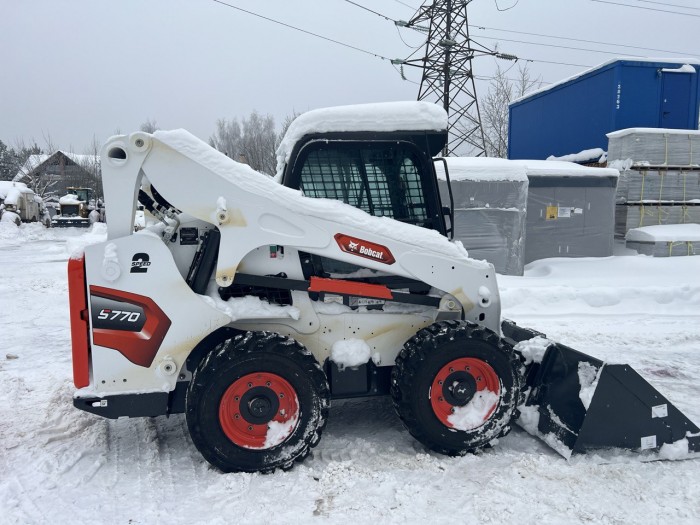 Погрузчик с бортовым поворотом Bobcat S770